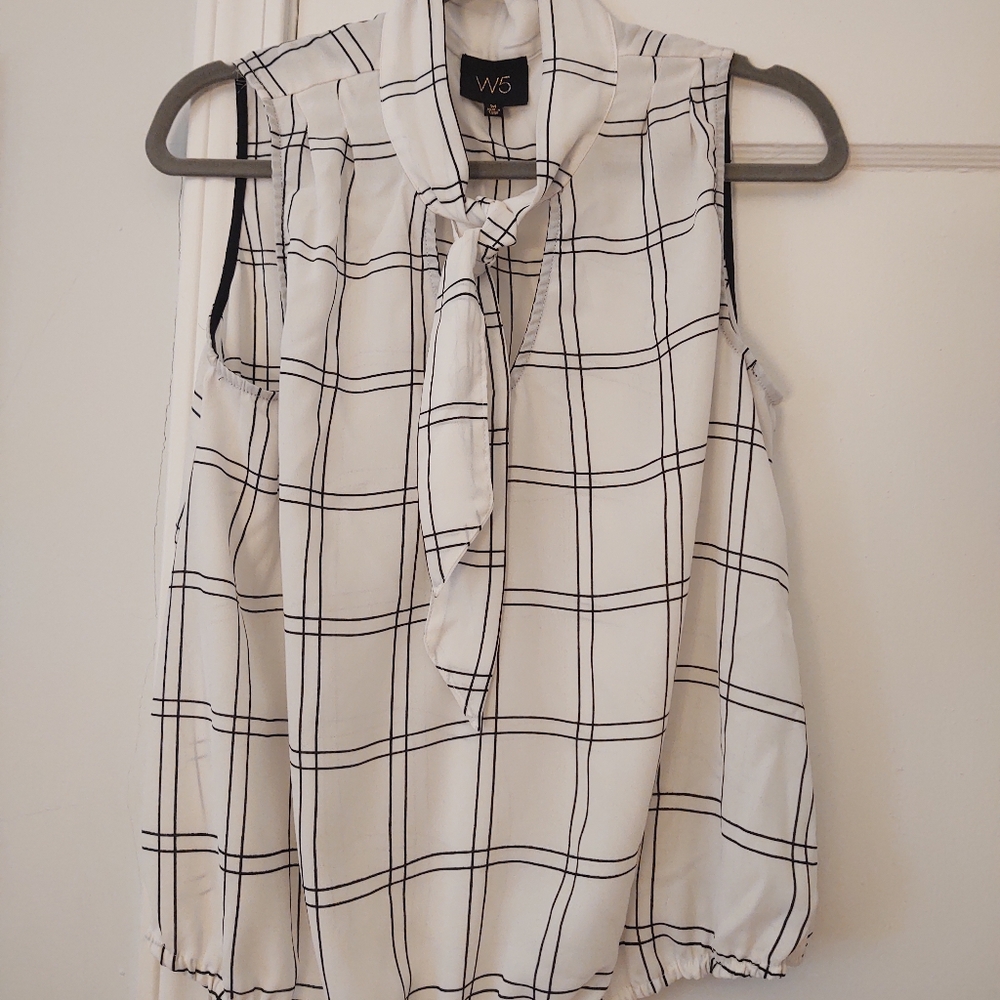 🛍️*4/$25 Black/White sleeveless collared blous